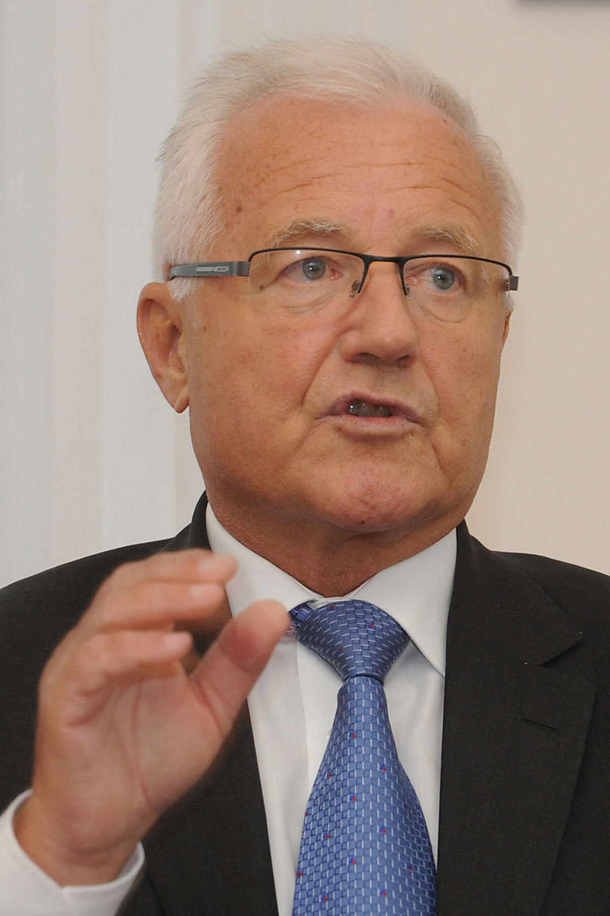 "Ungeachtet, welche Koalition zustande kommt: Es soll schnell gehen, damit die neue Regierung rasch zu arbeiten beginnen kann. Für die Industrie wünsche ich mir klare Entscheidungen in Sachen Energiewende – wir brauchen auch hierzulande international konkurrenzfähige Preise. Außerdem muss sich Österreich bei der Arbeitsflexibilisierung bewegen, auch die Kurzarbeitsregelung ist etwa im Vergleich zu Deutschland zu teuer. Natürlich darf es keine Steuererhöhungen geben. Sozialberufe sollen aufgewertet werden."