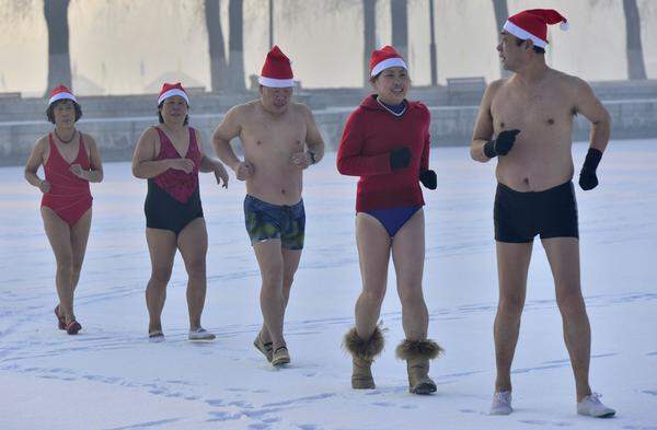 In Shenyang, im Nordosten der Volksrepublik China, stellen Winterläufer ihren Kampfgeist unter Beweis.