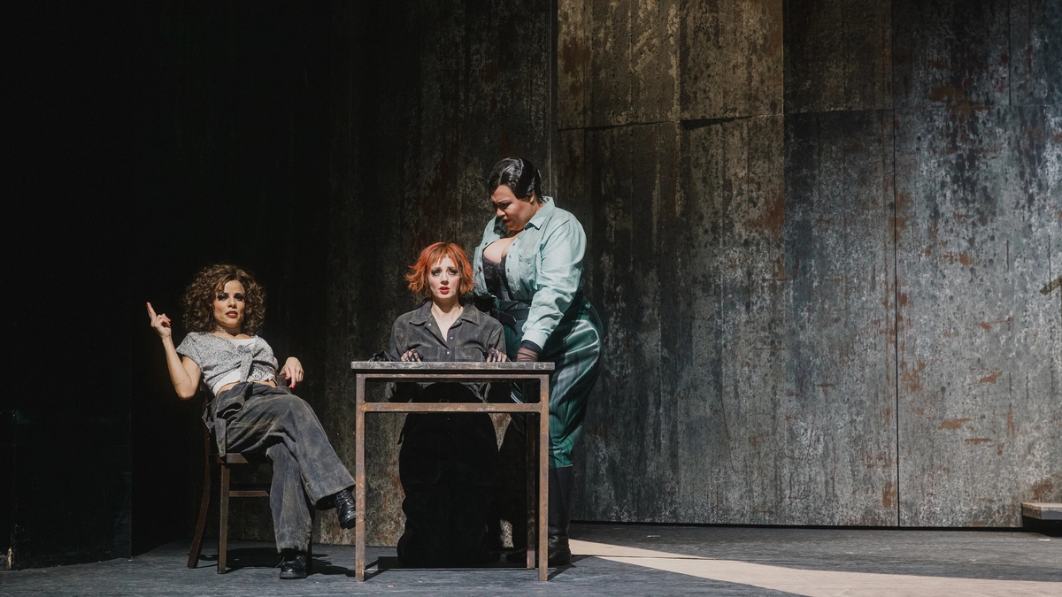 Volksoper Vienna Premieres Dark and Gritty Production of Musical Chicago