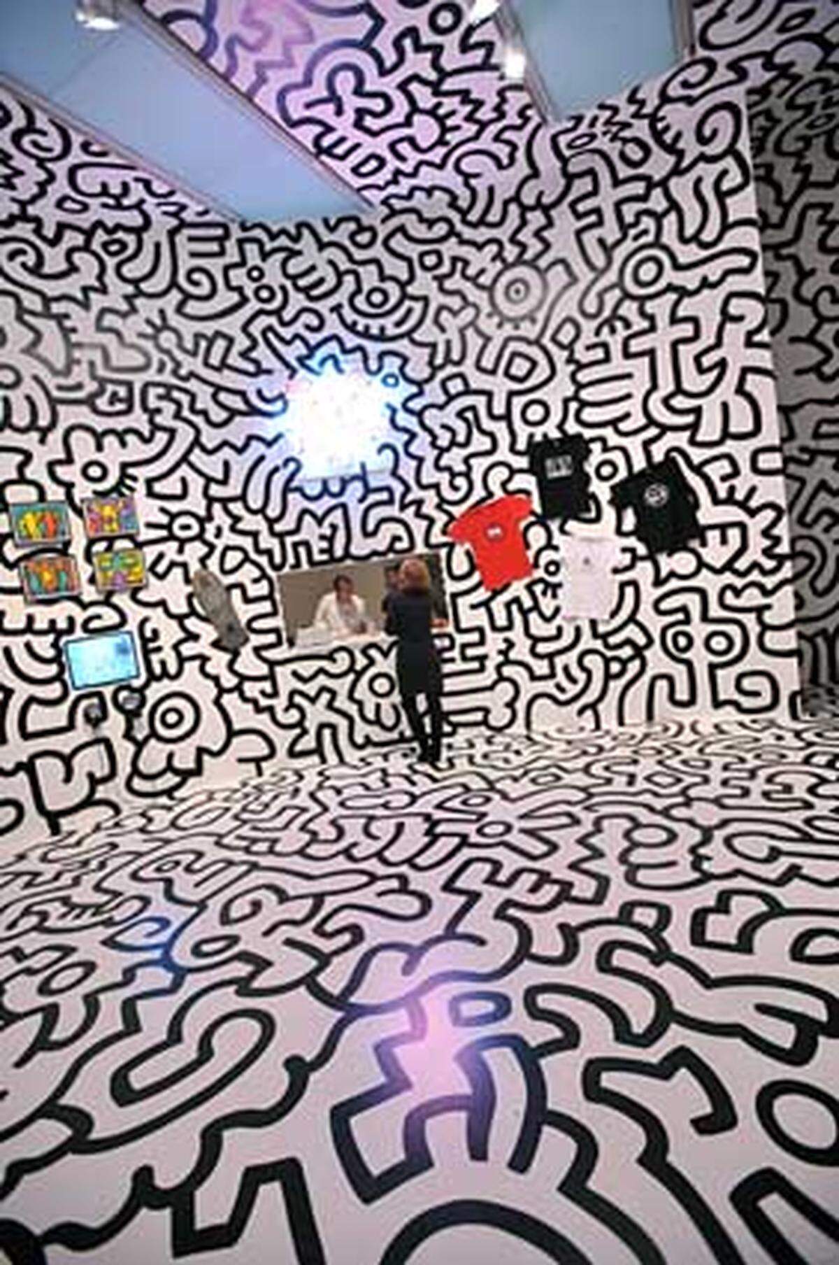 "Good business is the best art." Von diesem provokativen Zitat des Pop-Übervaters Andy Warhol ausgehend, beschäftigt sich die Ausstellung "Pop Life: Art In A Material World" der Londoner "Tate Modern" mit Kunst und ihrem Umgang mit Kult und Konsum.  Keith Haring: Pop Shop-Nachbau 
