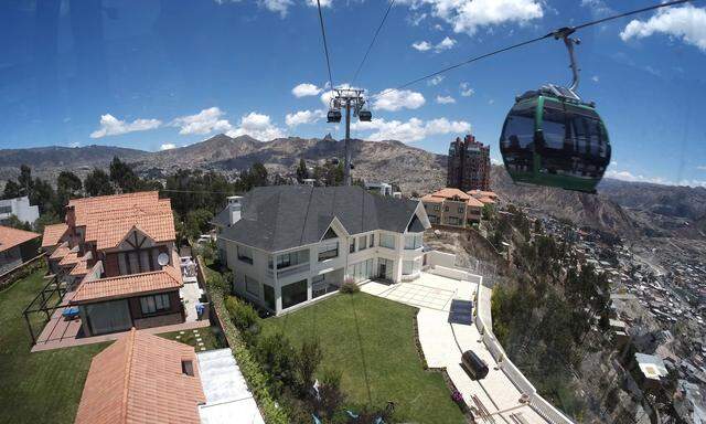 Blick aus einer Doppelmayr-Gondel in La Paz.