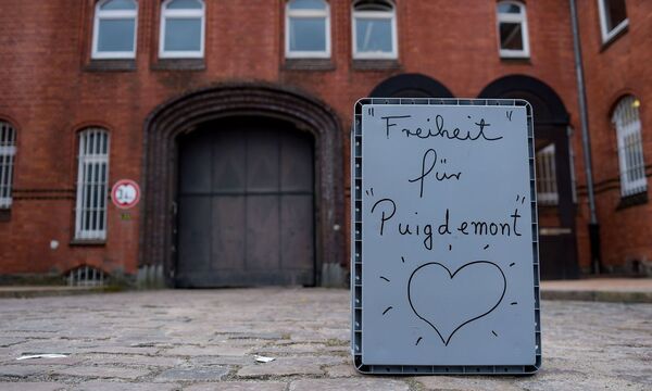 Puigdemont war am Sonntag nach der Einreise aus Dänemark von der deutschen Polizei festgenommen worden.