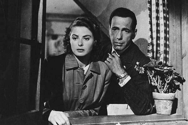 "Schau mir in die Augen, Kleines" - "Casablanca" (1942) ist nicht nur aufgrund des ewig falsch zitierten Filmsagers in die Kinogeschichte eingegangen. Auch Ingrid Bergmans und Humphrey Bogarts schmachtende, von Rauchschwaden verhangene Blicke zieren nach wie vor tausende Wohnzimmer.