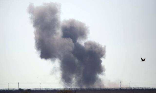 Smoke rises in Egypt´s North Sinai along the border with southern Israel