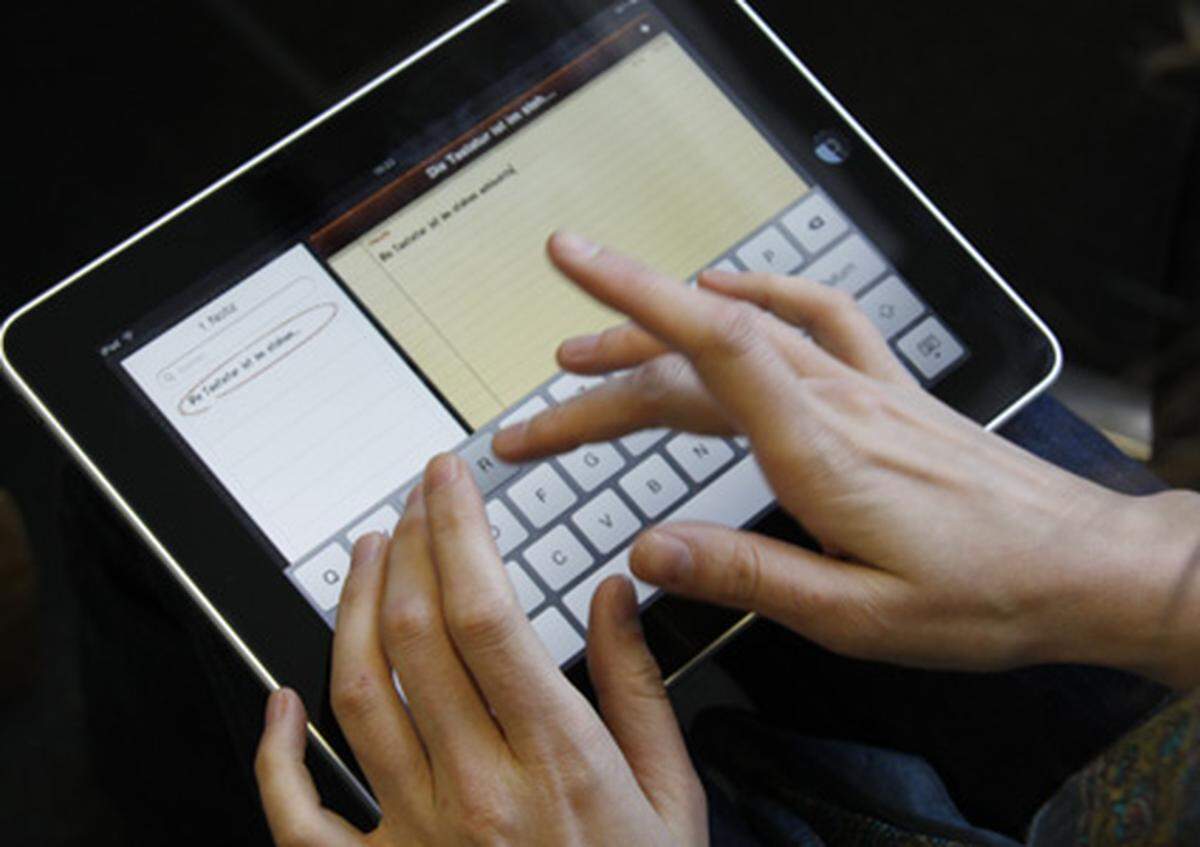 Im Unterschied zum iPhone, lässt es sich am iPad auch mit ungelenken Fingern recht einfach Tippen. Die virtuelle Tastatur ist ins Querformat gekippt etwa so groß wie bei gängigen Netbooks. Klar, tippen ohne hinsehen ist nach wie vor unmöglich, aber sehr schnelles Schreiben ist mit ein wenig Übung kein Problem.
