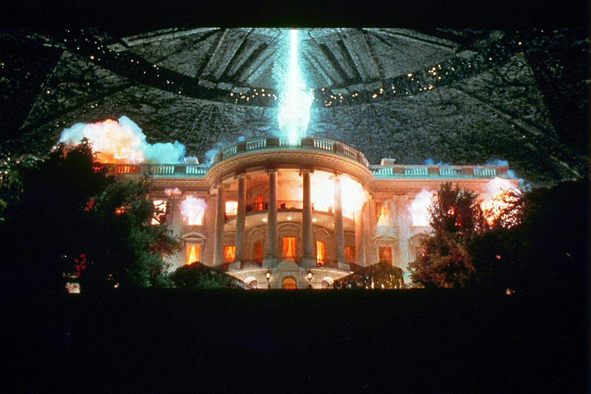 Wer Weltuntergang sagt, muss auch Roland Emmerich sagen. Er ist für die Apokalypse das, was Peter Jackson für Mittelerde ist. Begonnen hat seine ... nennen wir es "Faszination" mit dem Ende mit "Independence Day" 1996. Das war noch ganz spannend, wie Will Smith todesmutig in ein Riesenraumschiff flog und es Star-Wars-Todesstern-mäßig von Innen heraus zerstörte.