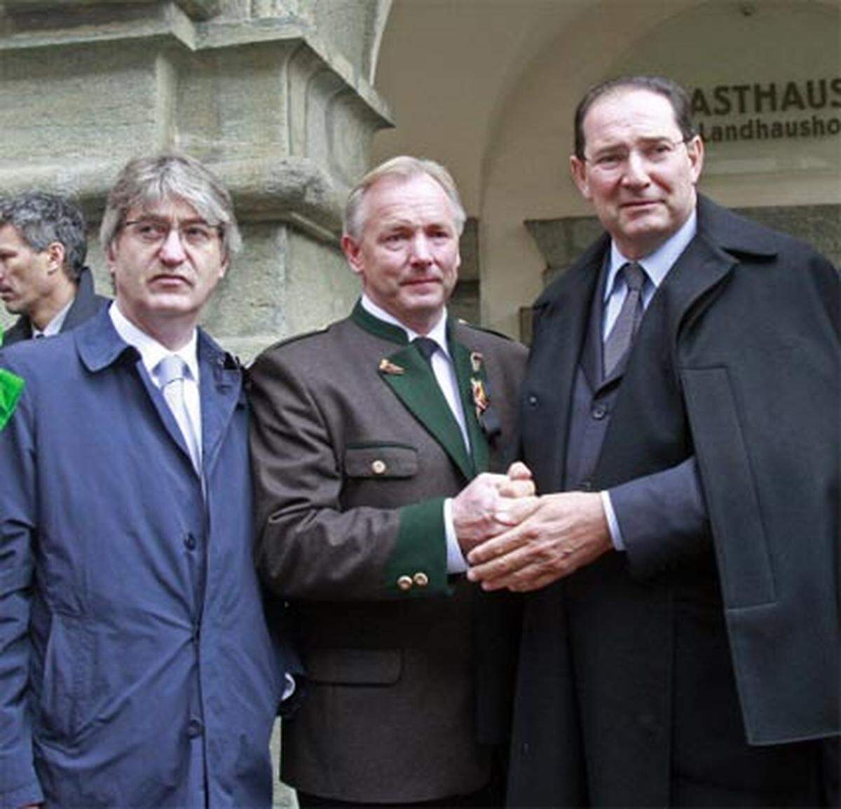 Die PrÄsidenten der Regionen Friaul-Julisch Venetien und Veneto, Renzo Tondo (links) und Gianfranco Galan (rechts) mit dem amtsführenden Kärntner Landeshauptmann Gerhard Dörfler.