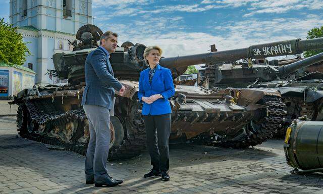 Kommissionspräsidentin Ursula von der Leyen am 9. Mai in Kiew vor zerstörten russischen Panzern.