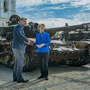 Kommissionspräsidentin Ursula von der Leyen am 9. Mai in Kiew vor zerstörten russischen Panzern.