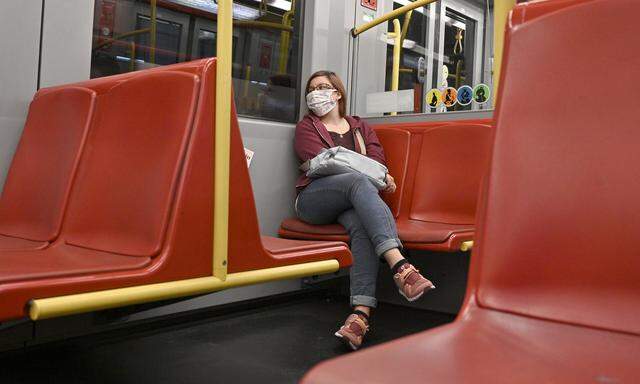 Frau in Ubahn mit Maske