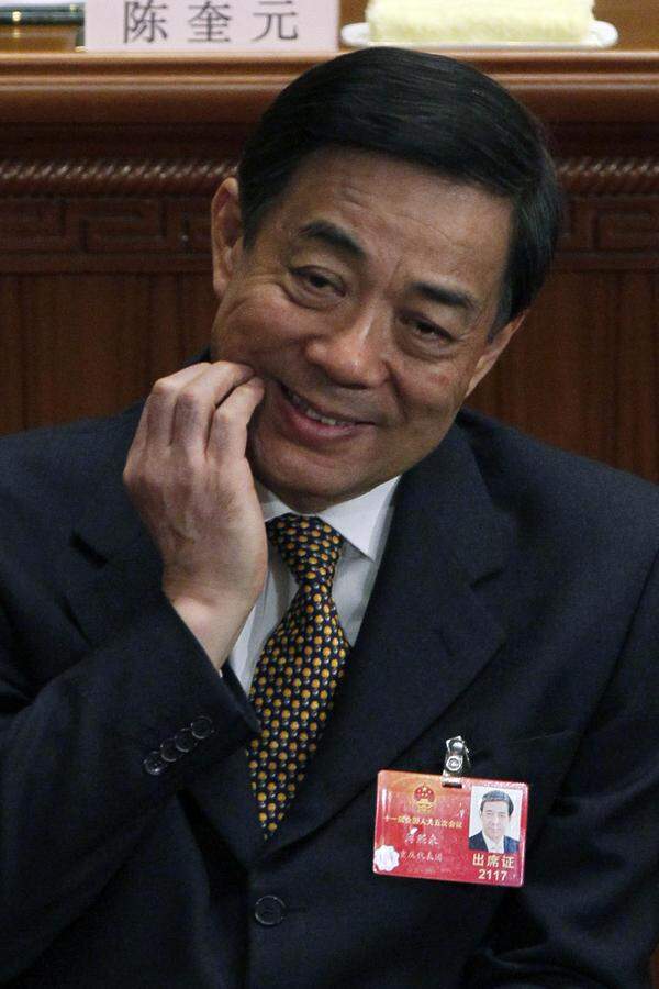 Ein Skandal könnte die reibungslose Machtübergabe aber stören: Ein Vertrauter des Parteichefs der Region Chongqing, Bo Xilai, ist vorübergehend ins US-Konsulat geflüchtet. Dort solle r von einem Mordkomplott geredet und seinen Boss als "obersten Mafia-Boss" beschrieben haben. Bo Xilai nimmt dennoch am Kongress teil. Er und die Parteiführung versuchen dem Thema aus dem Weg zu gehen.
