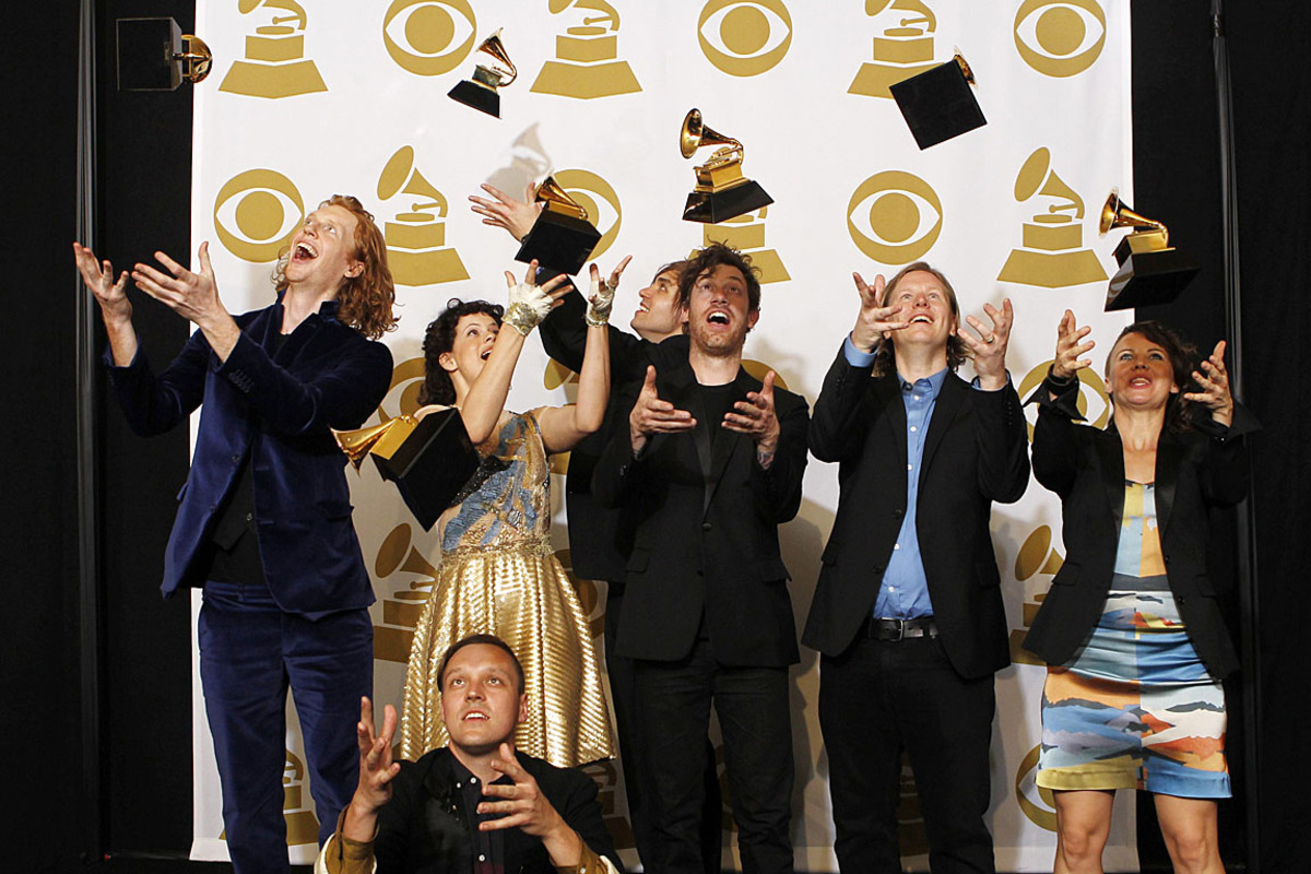 Überraschung des Abends war die kanadische Indie-Band Arcade Fire. Die achtköpfige Truppe holte sich mit der Platte "The Suburbs" den begehrtesten Preis des Abends: Den Grammy für das Beste Album. Arcade Fire gewinnen als erste rockige Band, seit U2 sich den Preis 2005 für "How To Dismantle An Atomic Bomb" holte. Arcade Fire setzten sie sich gegen Superstars wie Lady Gaga, Eminem und Katy Perry durch.