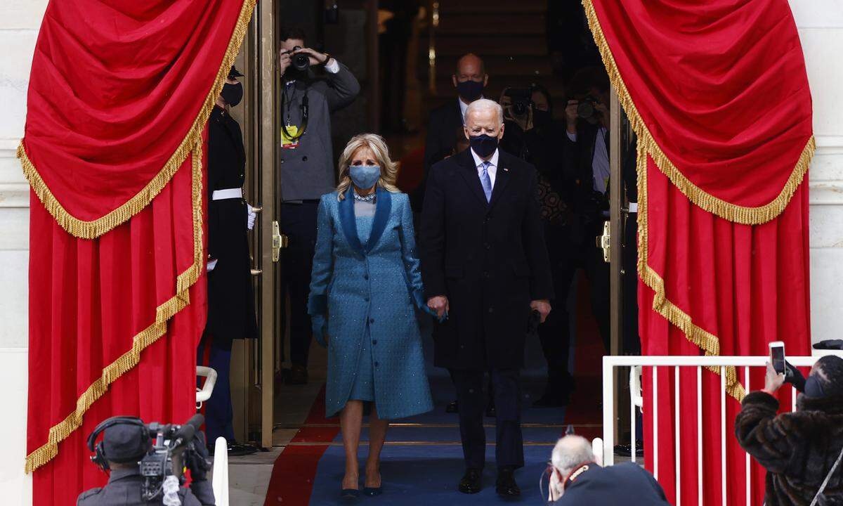Von der Ära Donald Trump war nach seinem Abflug aus Washington nichts mehr zu sehen, die große Zeremonie galt ganz Joe Biden und seiner Frau Jill.
