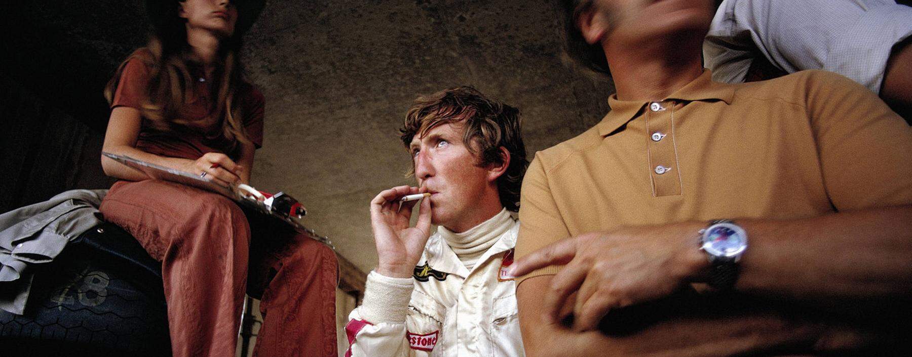 Das legendäre Bild, der Blick in die Lotus-Box: Nina, der rauchende Jochen Rindt und Teamchef Colin Chapman.