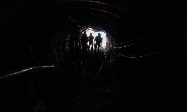 Israelische Soldaten in einem Tunnel der Hamas 