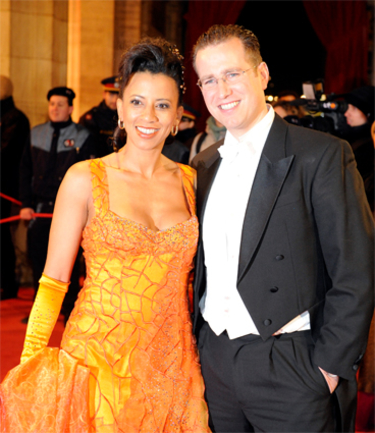 Auch am Promi-Parkett: Fernsehmoderatorin Arabella Kiesbauer in Begleitung ihres Ehemanns Florens Eblinger.