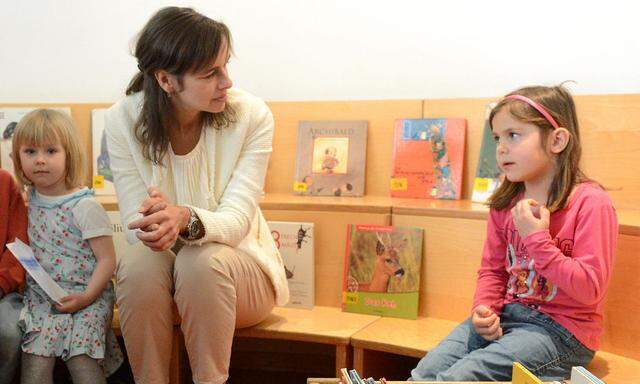 BUNDESLAENDERTOUR DER REGIERUNG 'ERFOLGREICH.OeSTERREICH.': BESUCH EINES KINDERGARTEN IN WIENER NEUDORF: KARMASIN