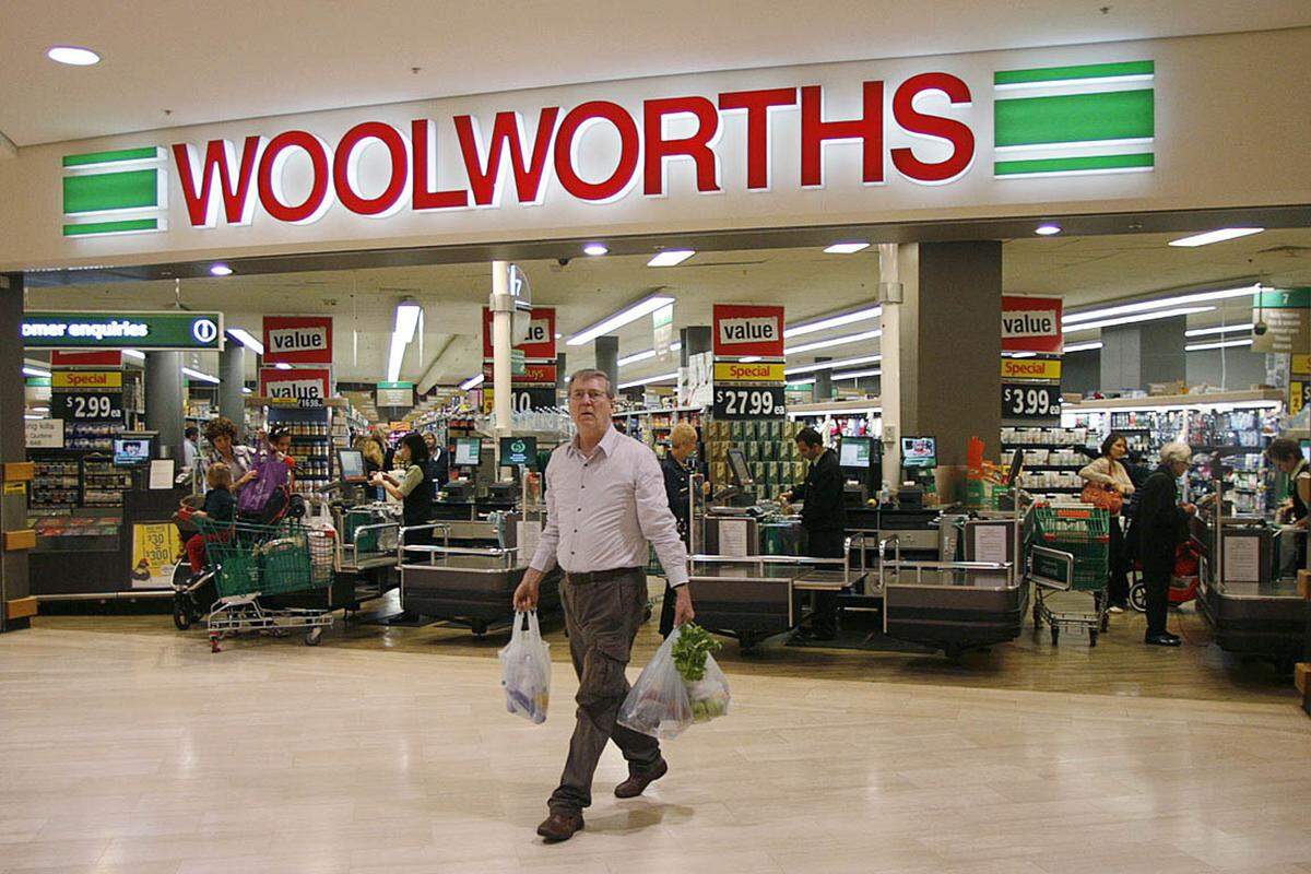 Woolworths ist der größte australische Einzelhändler. Das Unternehmen vertreibt Nahrungsmittel. Zudem ist der Konzern auch der größte Händler von Alkohol sowie Pokermaschinenbetreiber auf dem fünften Kontinent. Der Umsatz liegt bei 51,7 Milliarden US-Dollar.