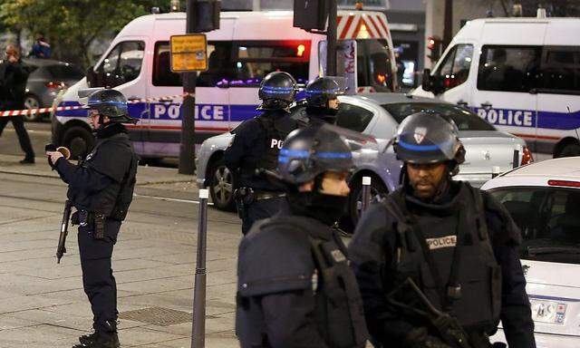 Einsatzkräfte beim Tatort in Paris