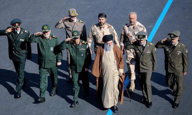 Irans oberster Führer, Ali Khamenei, mit dem Chef der Revolutionsgarden, Hossein Salami, und anderen hohen Offizieren.