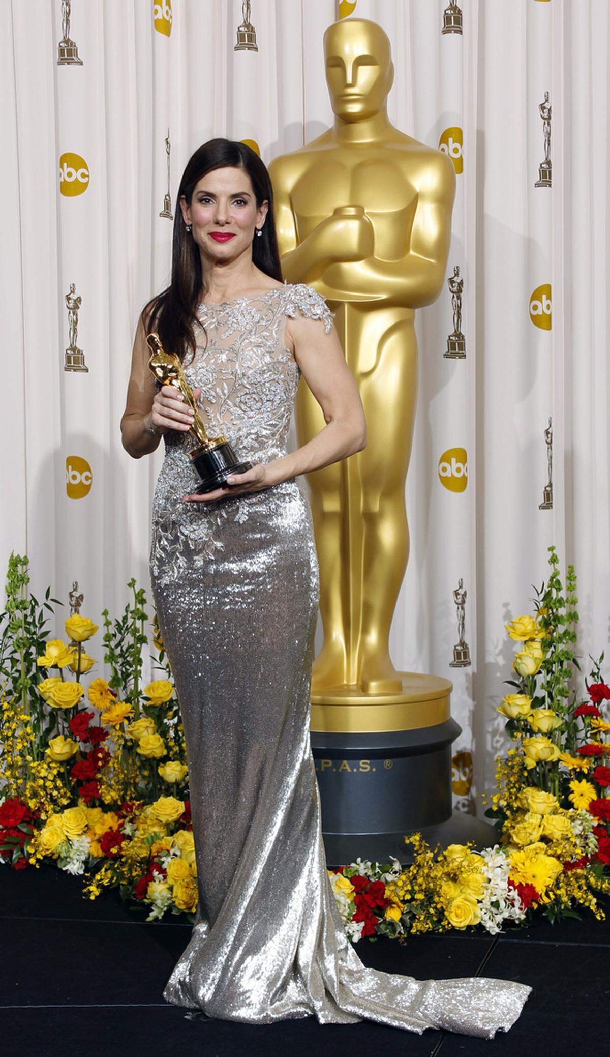  Sandra Bullock entschied sich 2010 für ein helles Kleid von Armani Privé und gewann darin den Oscar für den Film "The Blind Side".
