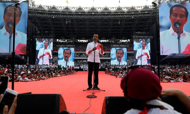 Jokowi spricht vor seinen Anhängern. Wie schon vor fünf Jahren hat er sich bei der Präsidentenwahl am Mittwoch gegen seinen Rivalen Prabowo durchgesetzt. 
