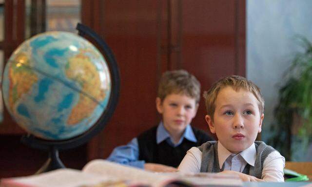 Wissen über Militärdrohnen soll gesteigert werden: Schulkinder in Sibirien.