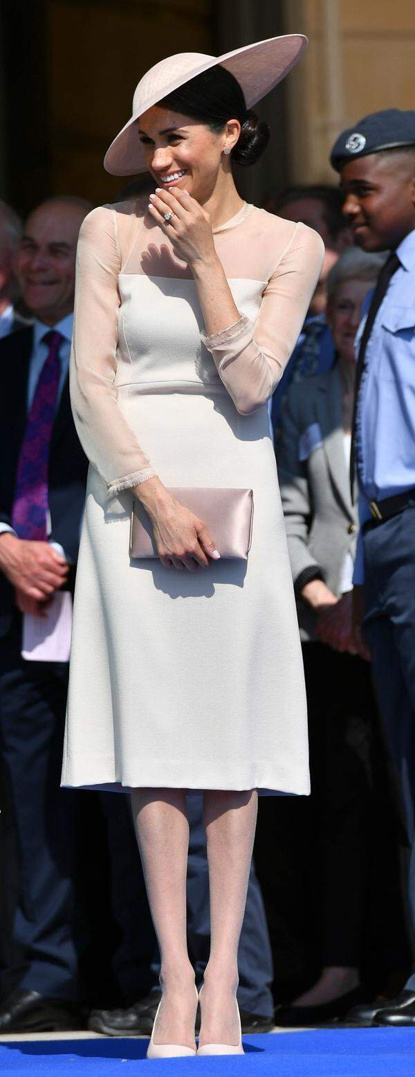 Stellt sich die Frage, wie es zukünftig mit Meghan Kleiderwahl weiter gehen wird? Nur drei Tage nach ihrer Hochzeit zeigte sich Herzogin Meghan, die zuvor mit den königlichen Kleidungsvorschriften regelmäßig brach - ganz im Rahmen des höfischen Dresscodes: mit Strumpfhosen.  