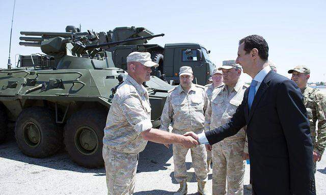 Bashar al-Assad traf in Hmeinin auf russische Offiziere.
