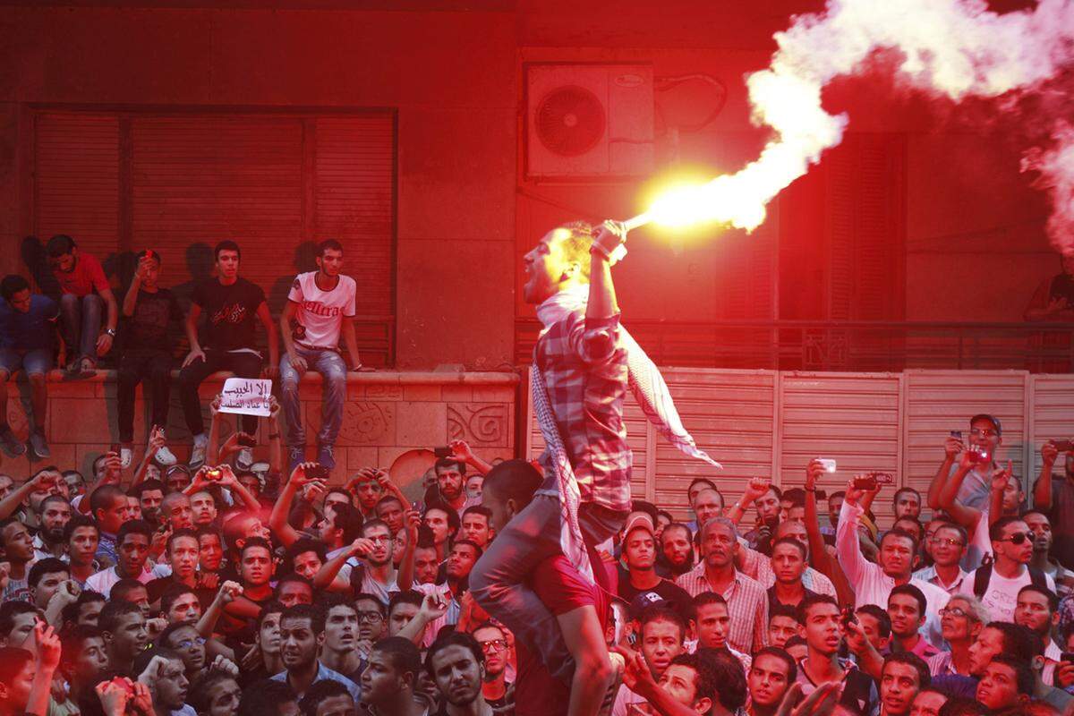 Auch vor der US-Botschaft in Kairo versammelten sich in der Vorwoche tausende wütende Demonstranten. Polizisten wurden mit Steinen beworfen. Die Muslimbrüder nahmen daraufhin ihren Aufruf zu Protesten zurück.