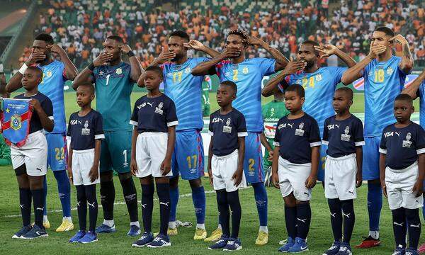 Die Spieler der Demokratischen Republik Kongo machen vor dem Halbfinalspiel des Afrika-Cups gegen die Elfenbeinküste auf die Situation in ihrem Land aufmerksam.