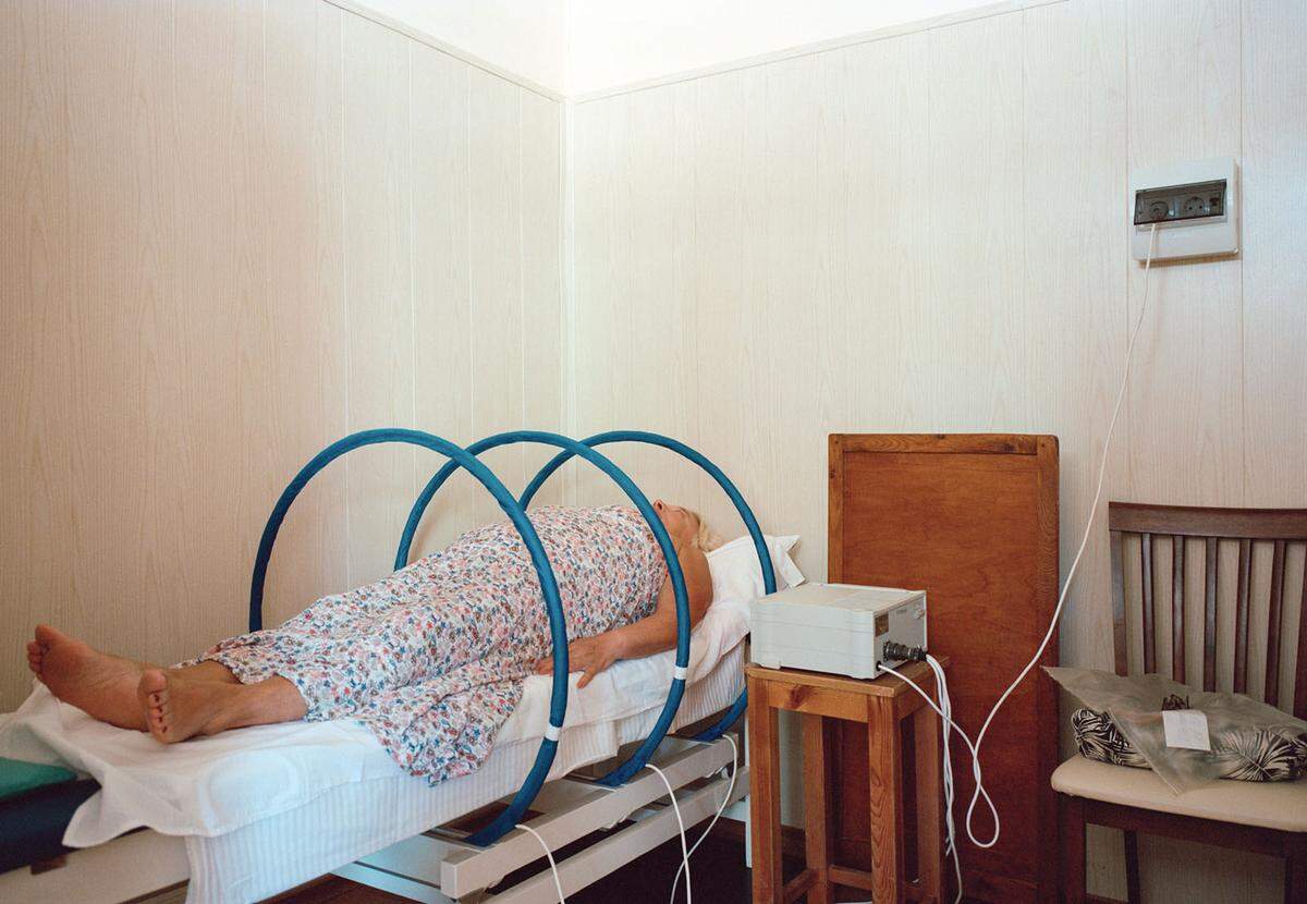 Der Bildband „Holidays in Soviet Sanatoriums“, herausgegeben von der Journalistin Maryam Omidi, dokumentiert einerseits teils absurd anmutende Heilsversprechen und Wellnessvorstellungen in postsowjetischen Ländern.