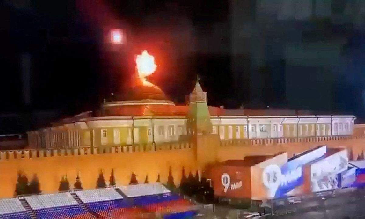 Ein Standbild aus dem Video, das einen mutmaßlichen Drohnenangriff auf den Kreml-Palast in Moskau zeigt.