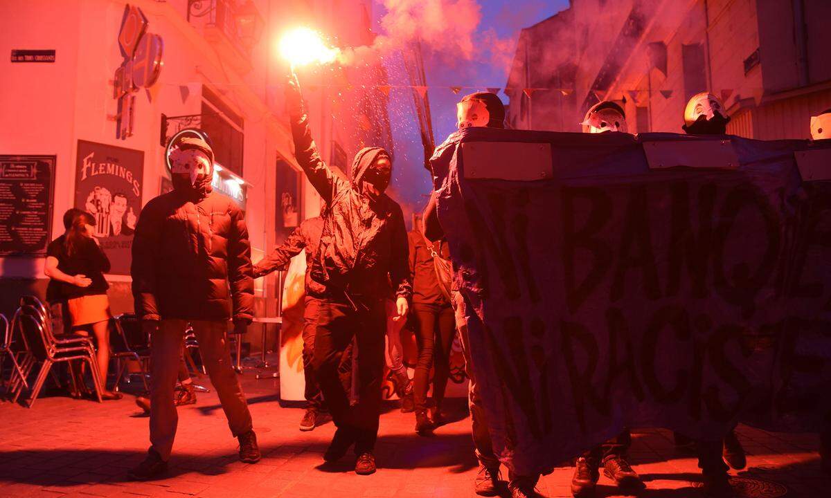 Dass es eine rechtsextreme Kandidatin in die Stichwahl geschafft hat, sorgte für Demonstrationen linker Gruppierungen in mehreren französischen Städten - wie hier in Nantes.