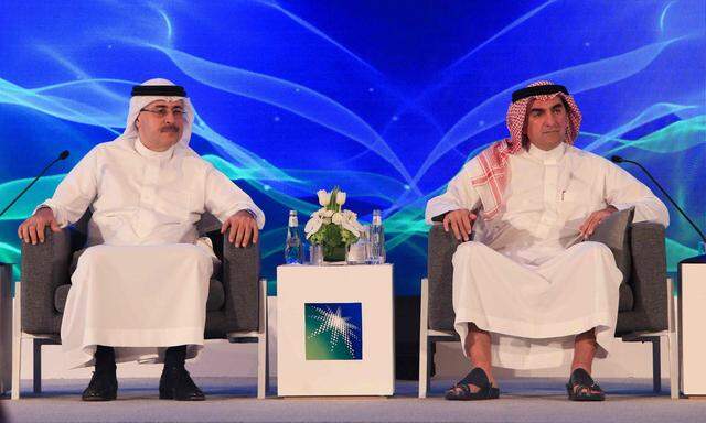Saudi Aramcos Konzernchef Amin Nasser (l.) und Aufsichtsratsvorsitzender Yasir al-Rumayyan werden sich künftig auch um Aktionäre kümmern müssen.