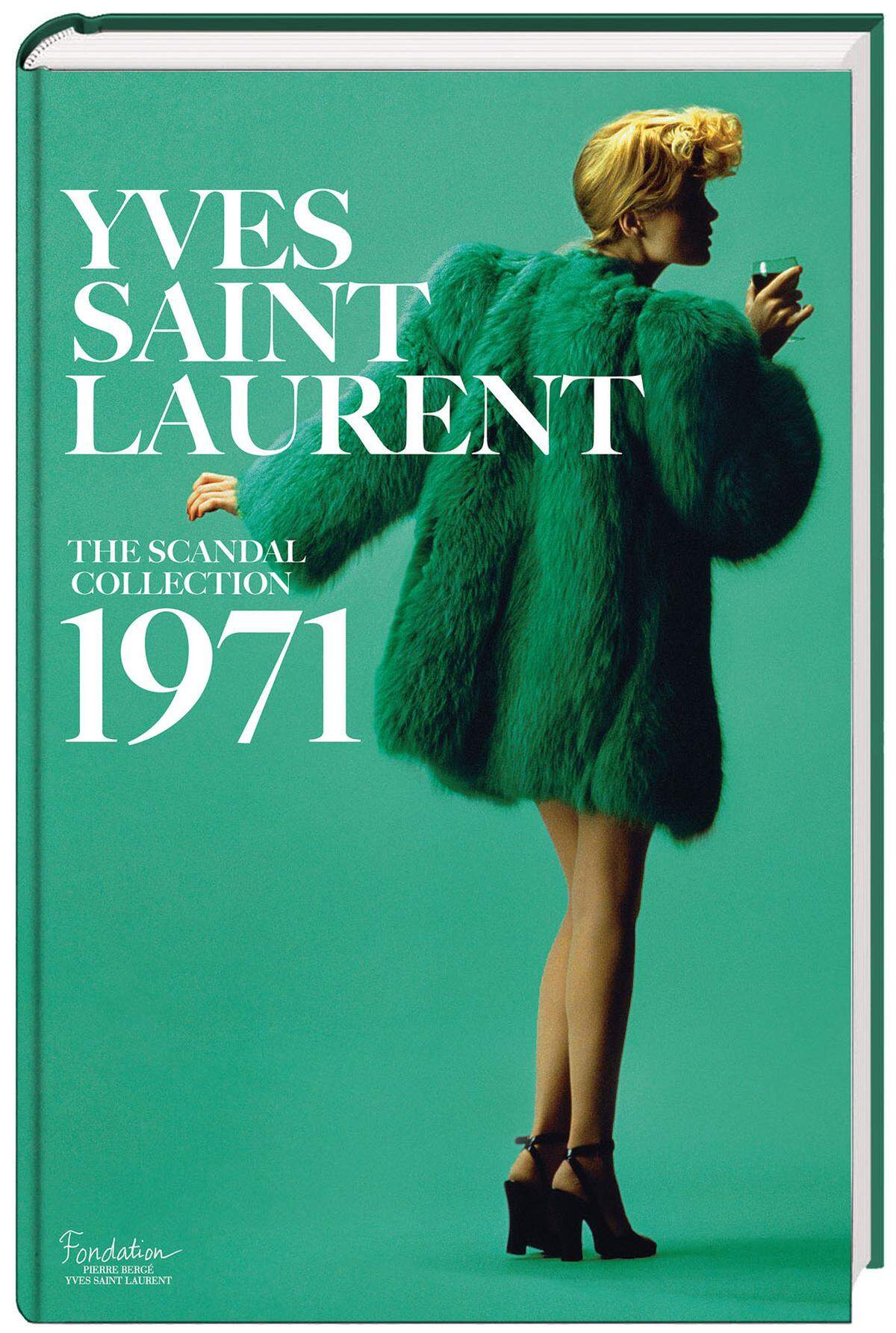 Darüber hinaus hob er die Grenzen zwischen Haute Couture und Pret-a-porter auf. "Yves Saint Laurent: The Scandal Collection" zeigt nicht nur die Inspiration des Designers, sondern auch das Presse-Echo, das darauf folgte. (Abrams, 21,99 Euro)