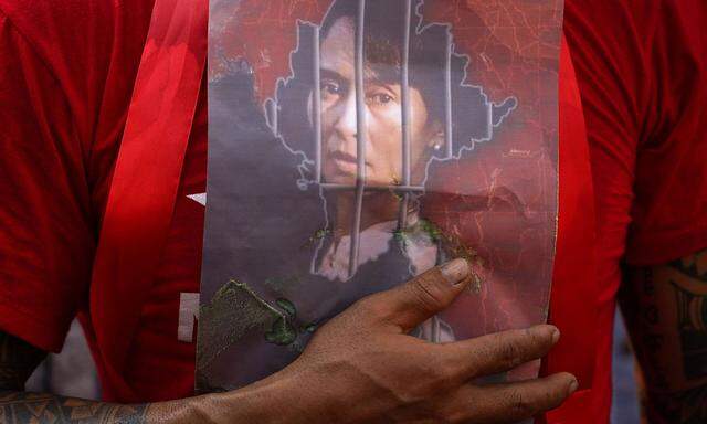 Die „Lady“ hinter Gittern. Aung San Suu Kyi, die gestürzte Regierungschefin, rief ihre Anhänger zu Protestaktionen auf.
