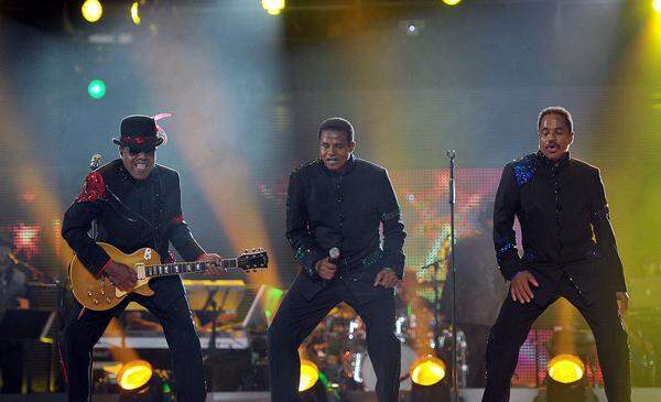 Die britische Boyband JLS sang das Jackson-Lied "The Way You Make Me Feel", seine Brüder Marlon, Jackie und Tito stimmten "Blame It On The Boogie" aus Zeiten ihrer gemeinsamen Band "The Jacksons" an.The Jacksons: (v.l.n.r.) Tito, Jackie and Marlon 