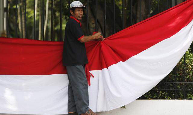 Symbolbild: Arbeiter mit indonesischer Flagge