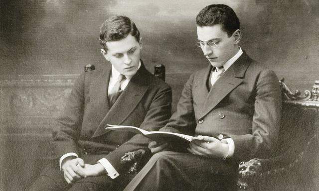 Ludwig und Paul Wittgenstein beim Notenstudium, fotografiert von Carl Pietzner, 1909.