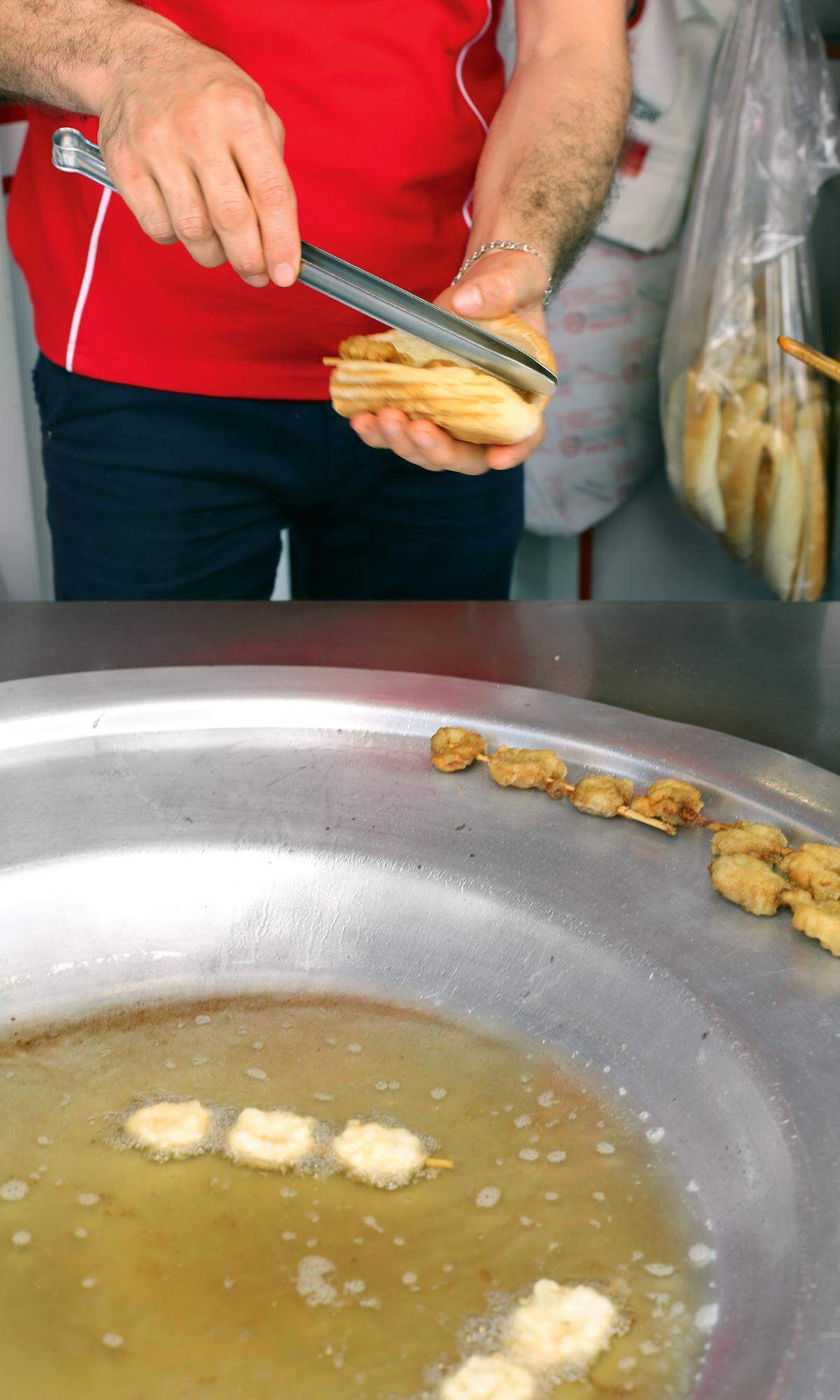 Knusprig. Frittierte Muscheln, Midye Tava, sind ein typisches Straßenessen.