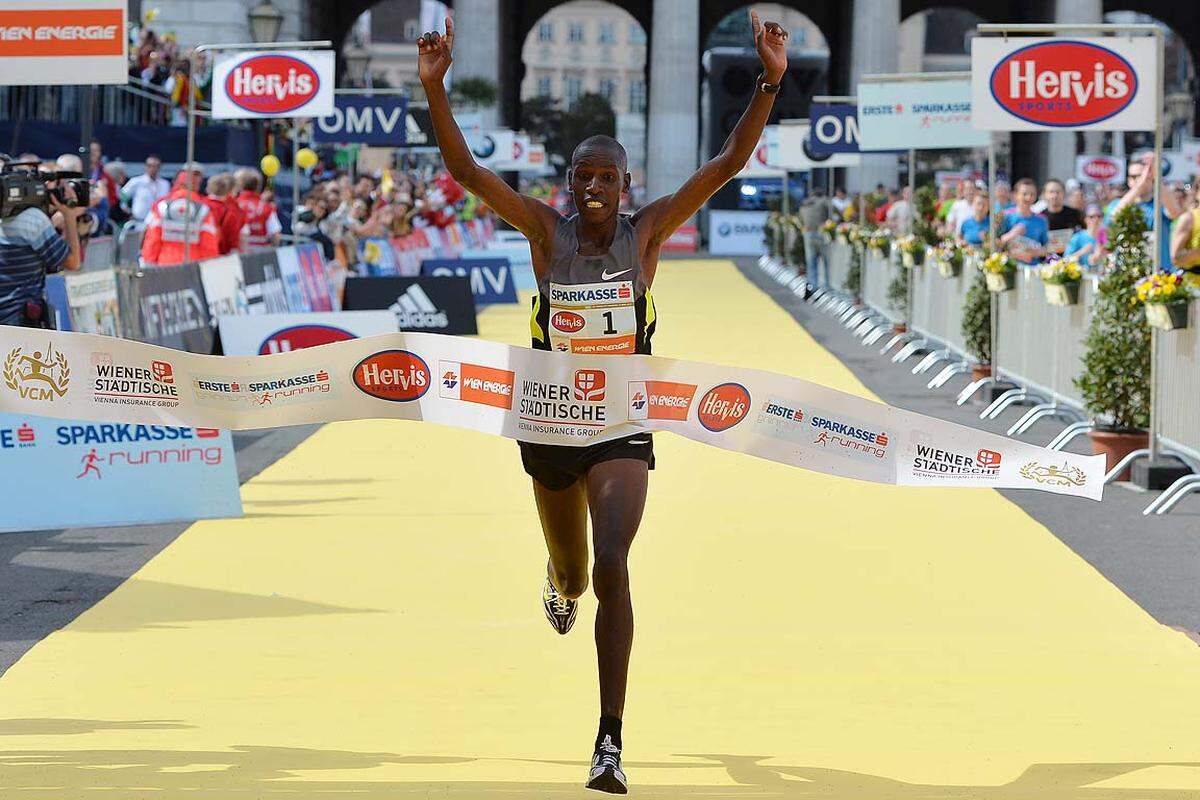 Henry Sugut hat den Hattrick in Wien geschafft. Der 27-jährige Kenianer gewann am Sonntag bei guten Marathonbedingungen in 2:08:19 Stunden, verfehlte damit den von ihm im Vorjahr aufgestellten Streckenrekord von 2:06:58 aber doch deutlich. Der Sieger von 2010, 2012 und 2013 führte einen Fünffachsieg für sein Heimatland an.