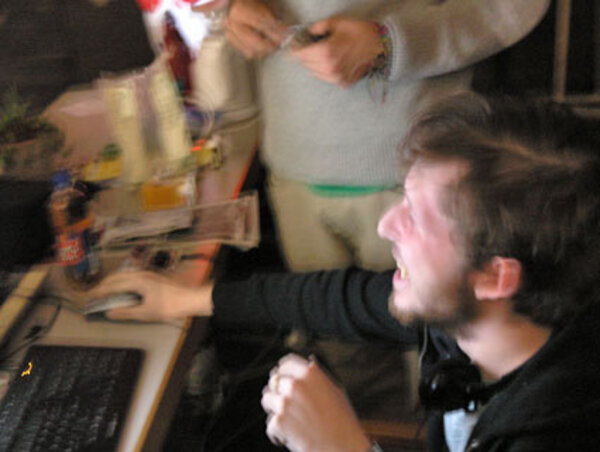 Die Studenten kämpfen gegen interne Schwierigkeiten genauso wie gegen externe. Für Daniel, der Geschichte studiert, ist das größte Problem, "dass im Plenum nichts mehr rauskommt". Zu viele Streitereien und Verständnisprobleme, Inhalte müssten ständig neu formuliert werden.