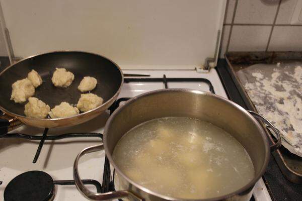 Die Gnocchi schwimmen zwar sehr schnell an die Oberfläche, man sollte sie aber 6 bis 7 Minuten kochen lassen, damit sie bissfest werden.