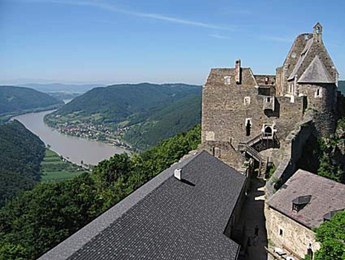 Am nächsten Morgen geht es mit frischen Kräften und über einen Waldweg weiter zur Ruine Aggstein, die vor allem für ihrer Raubrittergeschichten bekannt ist. Eine Stunde sollte man auf jeden Fall für die Besichtigung der hervorragend restaurierten Burgruine einrechnen, bevor man talwärts Richtung Donau marschiert.