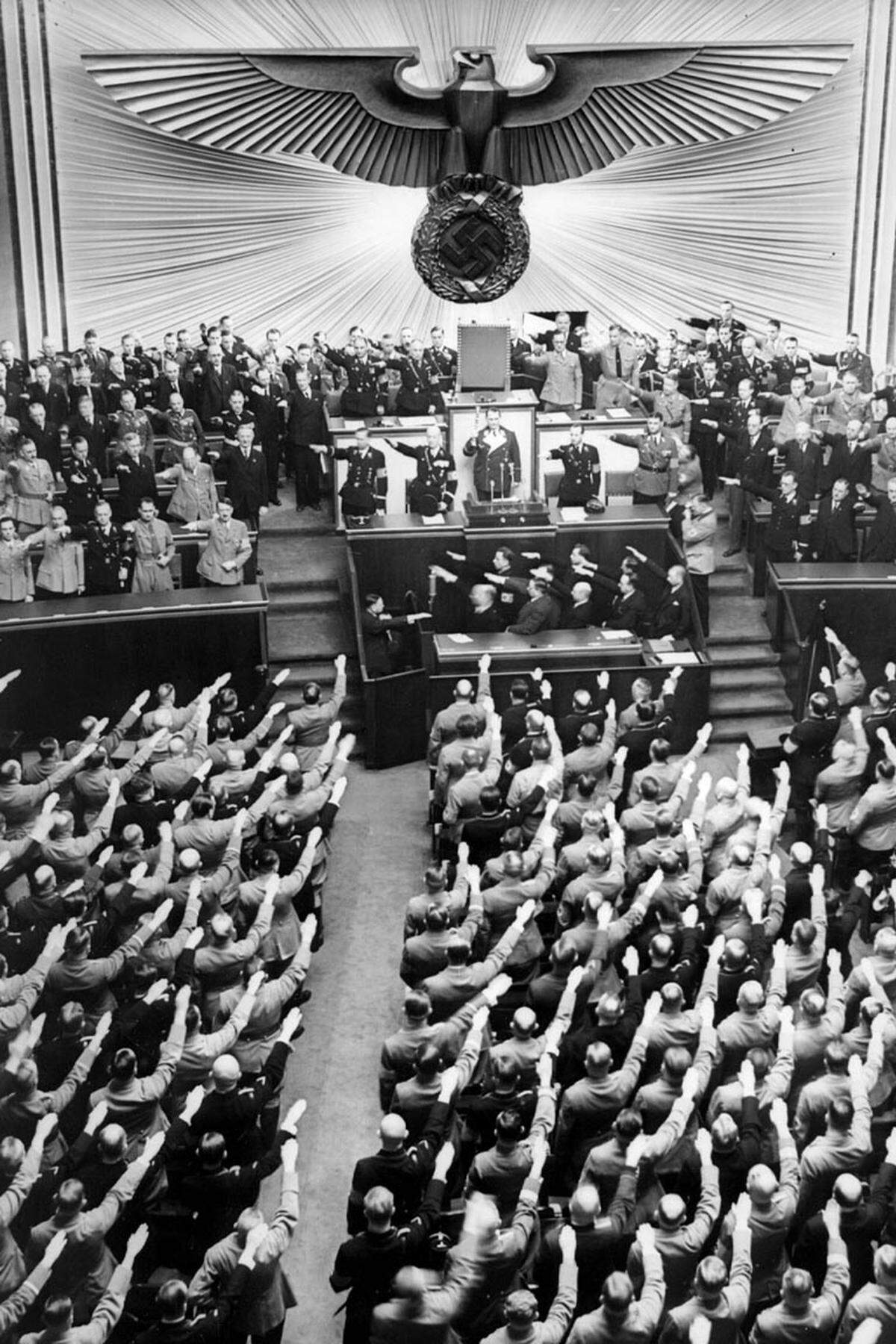 Sofort machen sich die Nationalsozialisten daran, politische Gegner zu verfolgen. Mehr als 10.000 Menschen werden verhaftet.Sechs Tage nach dem Brand wird die NSDAP bei der Reichstagswahl zur stärksten Partei. Mit der Verabschiedung des Ermächtigungsgesetzes, das der Regierung uneingeschränkte Gesetzgebungsbefugnisse gibt, ebnet Hitler am 24. März endgültig den Weg in die Diktatur.