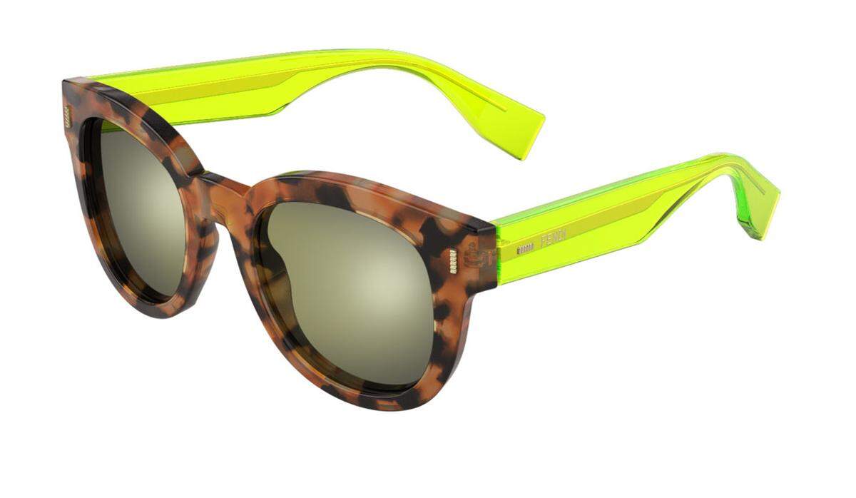 Farben und Muster werden wild kombiniert, so etwa bei der Brille von Fendi, 230 Euro.