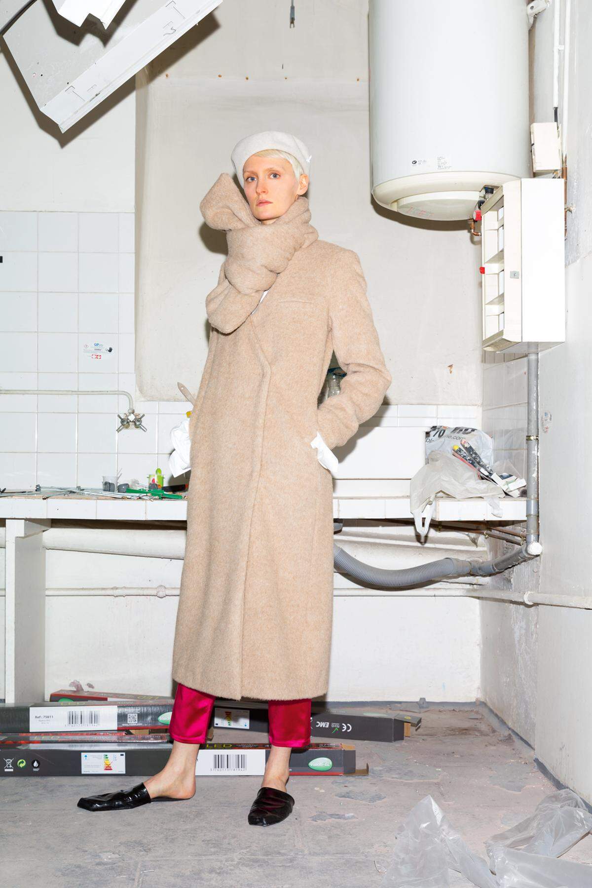 Die Designerin führt vor: Jana Wieland studierte Modedesign an der Kunstuniversität Linz und ist auch als Model tätig. Die Herbstkollektion ihres Labels zeigte sie in Paris und später auch in Tokio (Kappe von Mühlbauer).