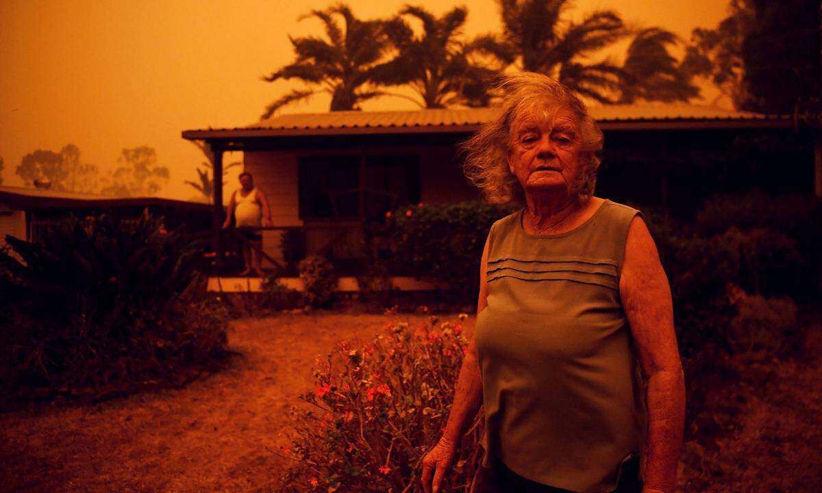 4. Jänner. Nancy und Brian Allen stehen vor ihrem Haus in Nowra, im australischen Bundesstaat New South Wales. Das Currowan Feuer und viele weitere Waldbrände sorgten Anfang des Jahres für Ausnahmezustand im Süden Australiens.