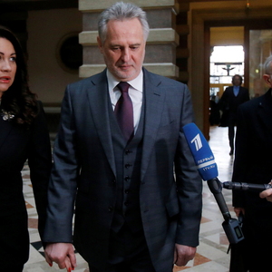 Dmitrij Firtasch auf dem Weg zur Verhandlung, begleitet von Ehefrau Lada und Anwalt Dieter Böhmdorfer.